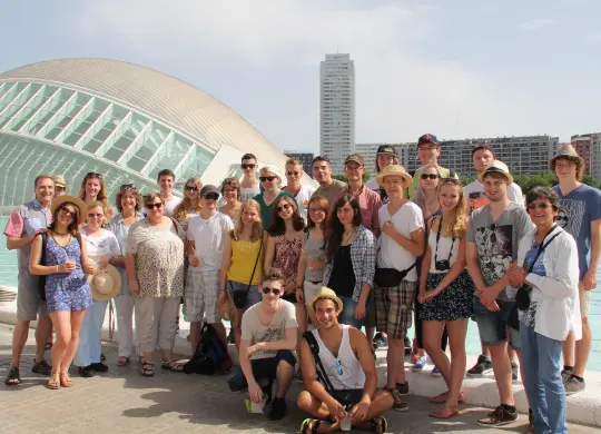 Auf Klassenfahrt mit HEROLÉ: Gruppenfoto vor dem Hemisfèric in Valencia.