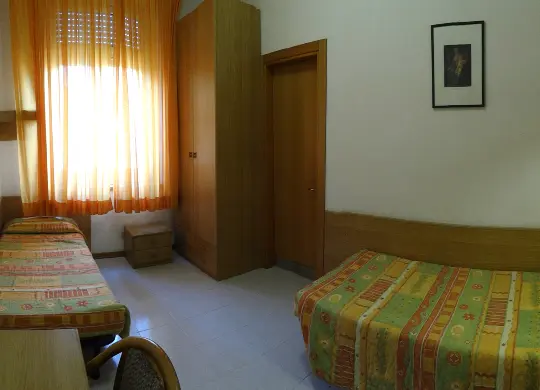 Auf Klassenfahrt mit HEROLÉ: Nächtigen Sie auf Ihrer Reise in einem der Zimmer im Bella Italia EFA Village in Venetien