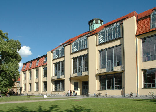 Blick auf das Hauptgebäude des Bauhauses der Universität in Weimar Auf Klassenfahrt mit HEROLÉ: Besuchen Sie auch die Gebäude der Bauhaus Universität in Weimar