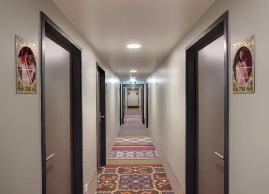 Auf Klassenfahrt mit HEROLÉ: Hotel Meininger Franz Flur in Wien.