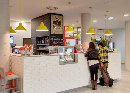 Auf Klassenfahrt mit HEROLÉ: Hotel Meininger Franz Rezeption in Wien.