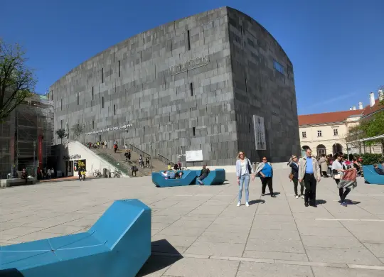 Auf Klassenfahrt mit HEROLÉ: Vorplatz des Museum Moderner Kunst Stiftung Ludwig in Wien