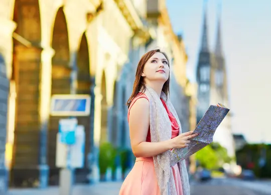 Auf Klassenfahrt mit HEROLÉ: Mädchen mit Stadtkarte in Wien.