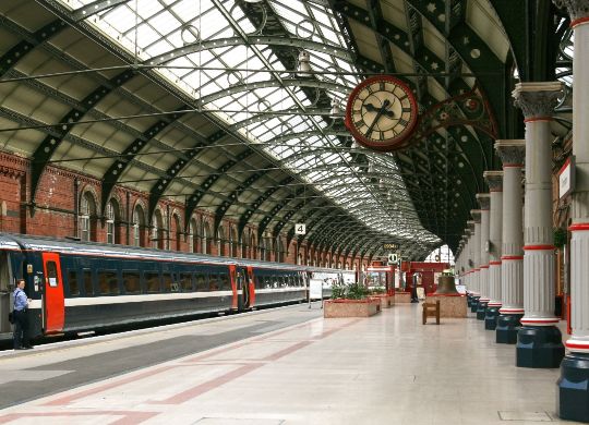 Blick auf einen Bahnsteig mit einem historischen Zug Auf Klassenfahrt mit HEROLÉ: Fahren Sie auch mit dem Zug an Ihr Wunschziel