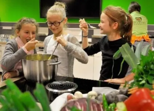 Auf Klassenfahrt mit HEROLÉ: FRoSTA- Kochschule im Klimahaus Bremerhaven