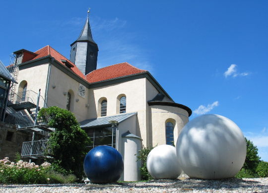 Blick auf das Gästehaus im Kloster in Volkenroda Auf Klassenfahrt mit HEROLÉ: Hier können Sie eine Religionsspezifische Reise im Kloster in Volkenroda erleben