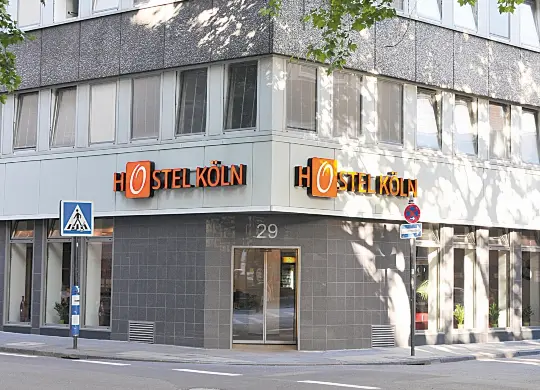 Auf Klassenfahrt mit HEROLÉ: Hostel Außenansicht in Köln.