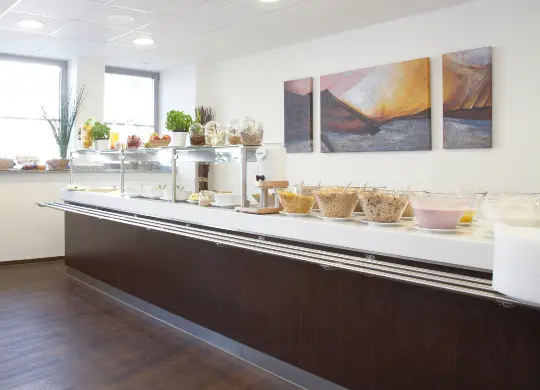 Auf Klassenfahrt mit HEROLÉ: Frühstücksraum des Hostels Köln in Köln