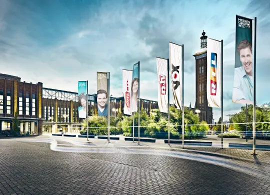 Auf Klassenfahrt mit HEROLÉ: Fahnen vor dem Hauptgebäude der Mediengruppe RTL Deutschland in Köln