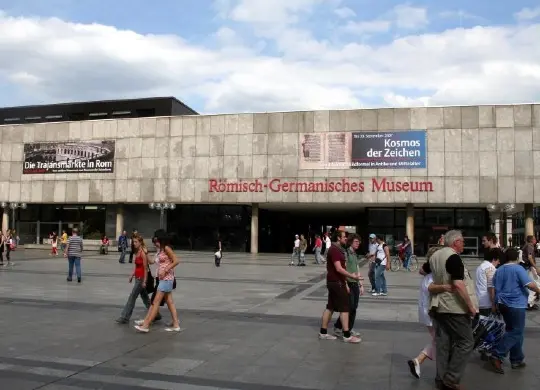 Auf Klassenfahrt mit HEROLÉ: Besucher vor dem Römisch Germanisches Museum in Köln