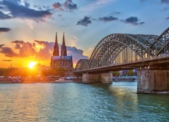 Auf Klassenfahrt mit HEROLÉ: Sonnenuntergang am Rhein mit Blick auf Dom und Hohenzollernbrücke in Köln