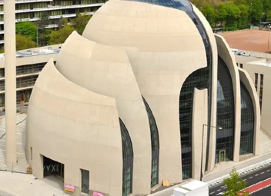 Auf Klassenfahrt mit HEROLÉ: Köln - Blick von oben auf die Zentralmoschee in Köln