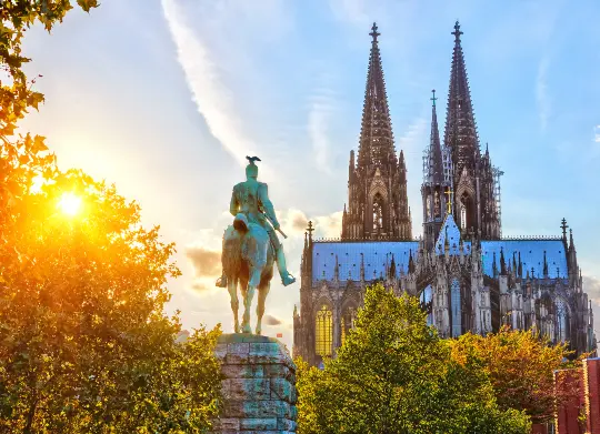 Kölner Dom bei Sonnenuntergang in Köln  Auf Klassenfahrt mit HEROLÉ: Kölner Dom bei Sonnenuntergang in Köln.