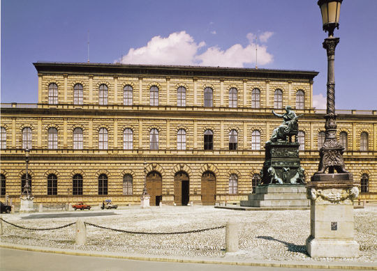 Königsbau in München Auf Klassenfahrt mit HEROLÉ: Königsbau in München.