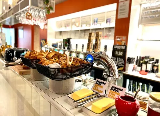 Auf Klassenfahrt mit HEROLÉ: Kontinentales Frühstücksbuffet im The People Hostel in Straßburg