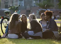 Auf Klassenfahrt mit HEROLÉ: Genießen Sie auch die Abendstunden auf Ihrer Reise in einem Park in Kopenhagen