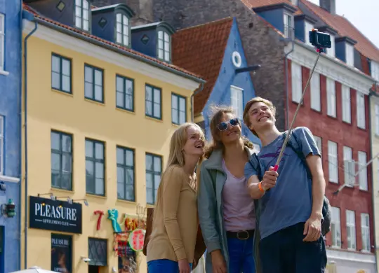 Auf Klassenfahrt mit HEROLÉ: Schüler machen ein Selfi am Nyhavn Kopenhagen
