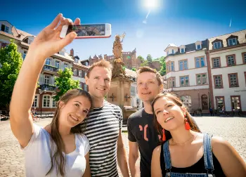 Schüler auf dem Kornmarkt in Heidelberg Auf Klassenfahrt mit HEROLÉ: Besichtigen Sie mit Ihren Schülern den Kornmarkt in Heidelberg
