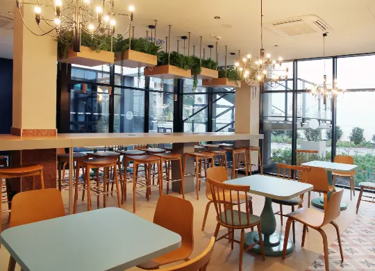 Auf Klassenfahrt mit HEROLÉ: Frühstücksraum im MEININGER Hotel Krakau