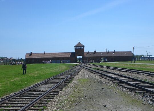 Blick auf die Gedenkstätte Auschwitz/ Birkenau in Krakau Auf Klassenfahrt mit HEROLÉ: Besuchen Sie die Gedenkstätte Auschwitz/ Birkenau in Krakau
