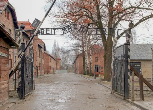 Auf Klassenfahrt mit HEROLÉ: Das Eingangsportal des ehemaligen KZ Auschwitz-Birkenau in Krakau