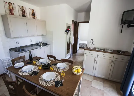 Auf Klassenfahrt mit HEROLÉ: Küchenbeispiel Bungalow im Camping Bella Italia am Gardasee