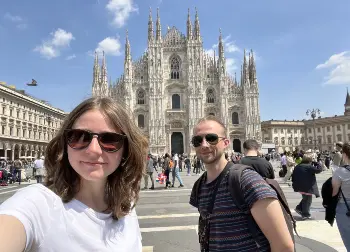 Auf Klassenfahrt mit HEROL&Eacute;: Kundenberaterin Luise Rothmann und David Hempel vor dem Dom in Mailand