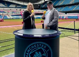Auf Klassenfahrt mit HEROLÉ: Kundenberaterin Ivonne und Kundenberater Marcus im Etihad Stadion in Manchester.