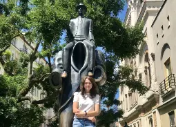 Auf Klassenfahrt mit HEROLÉ: Kundenberaterin Monique vor dem Kafka-Denkmal in Prag
