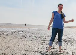 Auf Klassenfahrt mit HEROLÉ: Kundenberaterin Anja barfuß im Watt an der Nordsee