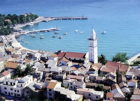 Auf Klassenfahrt mit HEROLÉ: Ferienort Novi Vinodolski von oben in der Kvarner Bucht