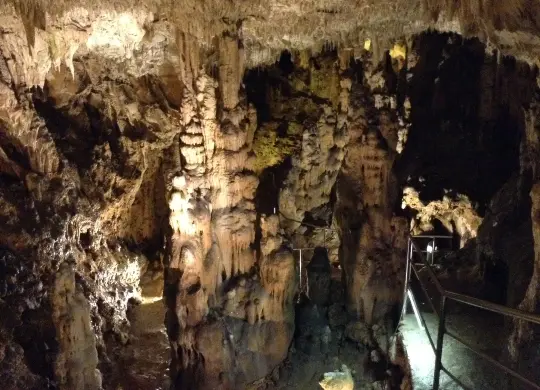 Auf Klassenfahrt mit HEROLÉ: Nutzen Sie die Chance die Grotte Biserujka in der Kvarner Bucht zu besuchen
