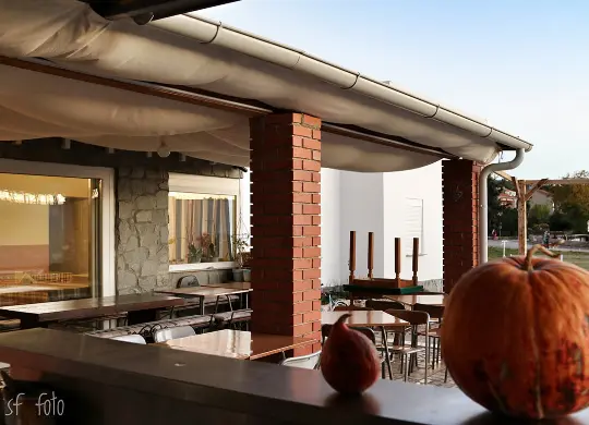 Auf Klassenfahrt mit HEROLÉ: Kvarner Bucht - Terrasse am Hostel Kantun