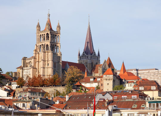 Sonniger Blick auf die Kathedrale in Lausanne Auf Klassenfahrt mit HEROLÉ: Genießen Sie auch diese Aussicht auf die Kathedrale in Lausanne