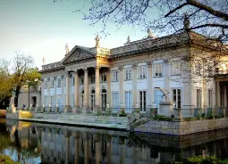 Auf Klassenfahrt mit HEROLÉ: Erkunden Sie mit Ihren Schülern den Łazienki-Park in Warschau