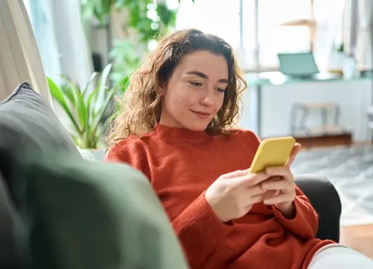 Lehrerin am Smartphone Klassenfahrt mit HEROLÉ: Mit unserem Kundenportal meinHEROLÉ haben Sie alle Dokumente und Unterlagen immer im Blick!