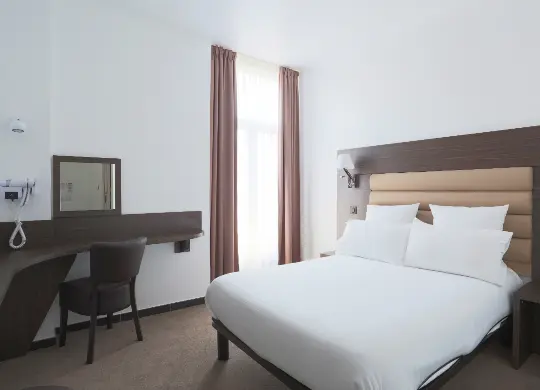 Auf Klassenfahrt mit HEROLÉ: Lehrerzimmer im Hotel Monsigny in Nizza an der Côte d'Azur