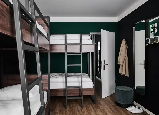 Auf Klassenfahrt mit HEROLÉ: Beispiel eines Vierbettzimmers im Groners Leipzig