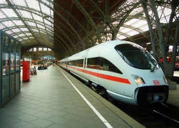 Zug im Bahnhof Leipzig in Bahnreisen Auf Klassenfahrt mit HEROLÉ: Zug im Bahnhof Leipzig in Bahnreisen.