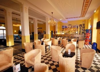 Blick in die Lobby und auf die Bar im A&O Hostel in Leipzig Auf Klassenfahrt mit HEROLÉ: Genießen Sie die Abendstundenmit einem Drink in der Lobby der A&O Hostels in Leipzig