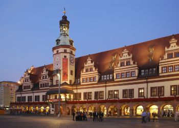 Blick auf den Markt und das alte Rathaus in Leipzig Auf Klassenfahrt mit HEROLÉ: Besichtigen Sie auf Ihrer Reise auch den Markt und das historische Rathaus in Leipzig