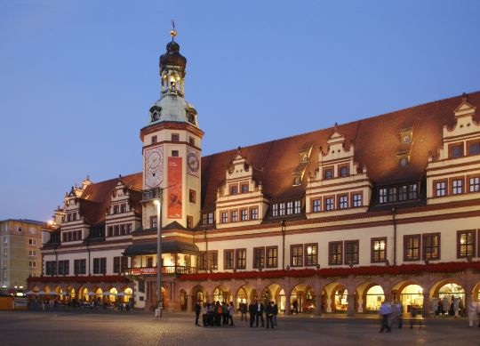 Blick auf den Markt und das alte Rathaus in Leipzig Auf Klassenfahrt mit HEROLÉ: Besichtigen Sie auf Ihrer Reise auch den Markt und das historische Rathaus in Leipzig
