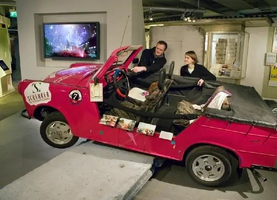 Auf Klassenfahrt mit HEROLÉ: rosa Trabi im Zeitgeschichtlichen Forum in Leipzig