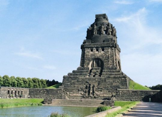 Blick auf das Völkerschlachtdenkmal in Leipzig Auf Klassenfahrt mit HEROLÉ: Besichtigen Sie auf Ihrer Reise das eindrucksvolle Völkerschlachtdenkmal in Leipzig