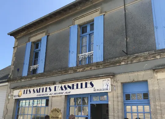 Auf Klassenfahrt mit HEROLÉ: Geschäft von Les Sables d'Asnelles in der Normandie