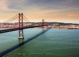 Blick auf Brücke in Lissabon Auf Klassenfahrt mit HEROLÉ: Brücke in Lissabon