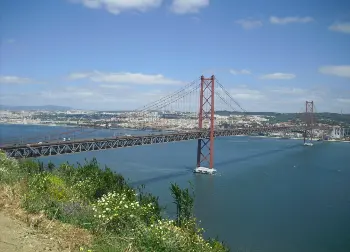 Brücke in Lissabon Auf Klassenfahrt mit HEROLÉ: Brücke in Lissabon