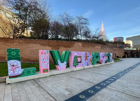 Auf Klassenfahrt mit HEROLÉ: Vor dem Eingang des Liverpool One Einkaufszentrums steht das iokonische Liverpool sign, welches regelmäßig von lokalen Künstlern umgestaltet wird.