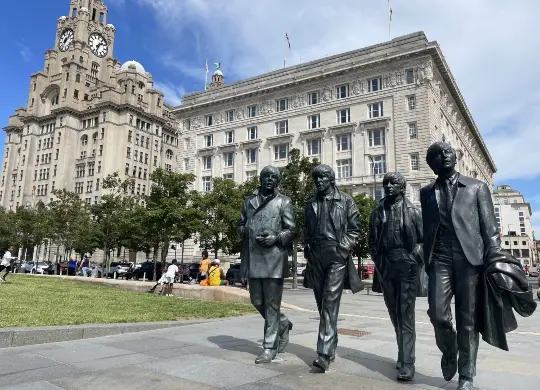 Auf Klassenfahrt mit HEROLÉ: Die Statue der Fab Four ist ein berühmter Selfie-Spot in Liverpool - Schlange stehen inklusive!