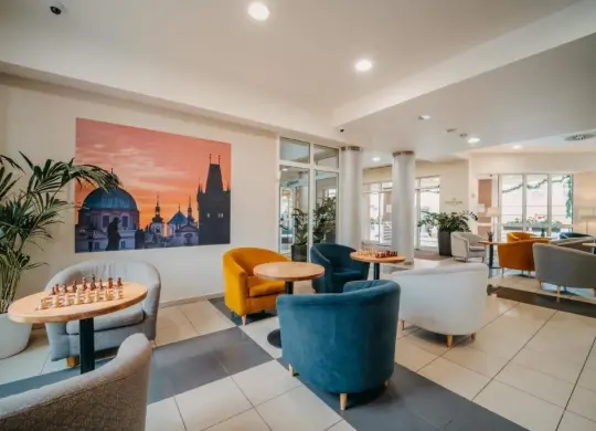 Auf Klassenfahrt mit HEROLÉ: Lobby im 4-Sterne-Hotel Colorfactory (EX Extol Inn)